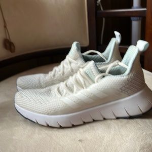 Adidas tennis shoes in an excellent condition